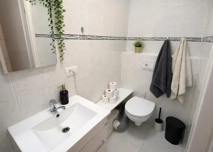 Lighthouse - 2 Bedroom Bucharest